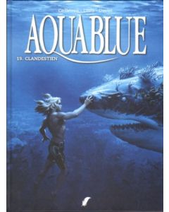 FEBRUARI 2026, HARD COVER

Een gerechtelijke uitspraak legt Nao een verblijfsverbod op Aquablue op. Toch keert hij in het geheim terug, vergezeld door Carlo en Rabah, om onderzoek te doen naar de mysterieuze dood van verschillende Uruk Uru’s, aangespoel